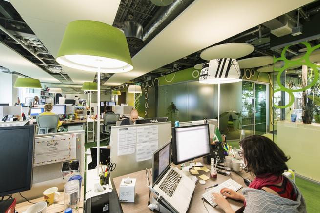Jak stworzyć funkcjonalne biuro na planie otwartym? Planowanie akustyki biur open space