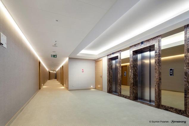 Sufity podwieszane w przestrzeni nowoczesnego hotelu