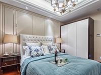 Aranżacja jasnej sypialni  w stylu glamour – nowoczesne, stylowe wnętrze